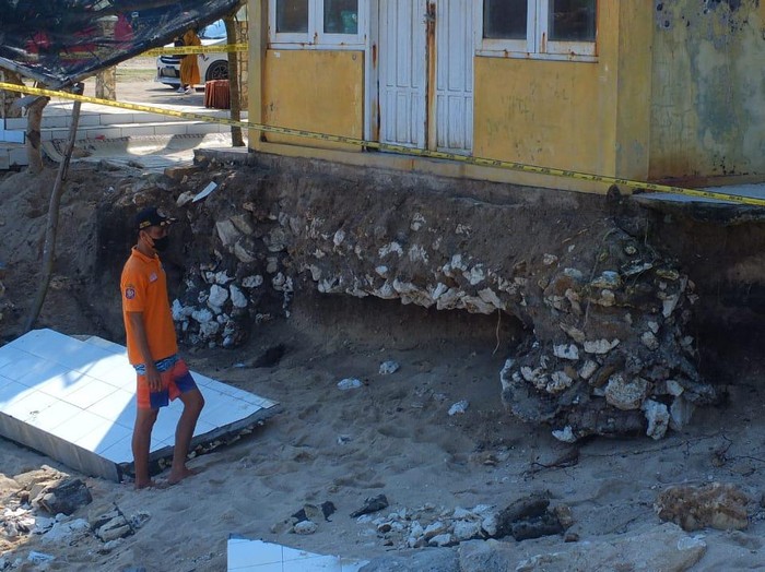 Suasana posko SAR di Pantai Krakal yang hampir ambruk akibat abrasi, Minggu (29/5/2022).
