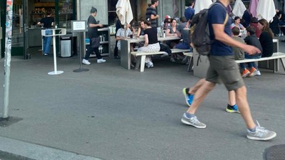Potret Warga Swiss Jalan-Nongkrong Bebas Lepas Masker, Pandemi Usai?