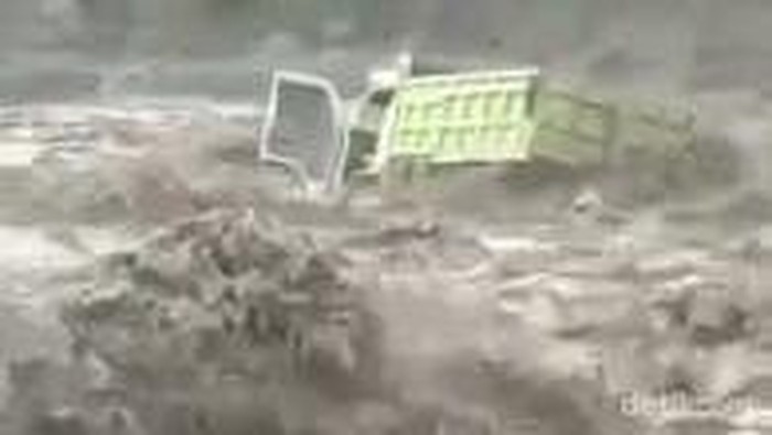 truk terseret banjir lahar semeru