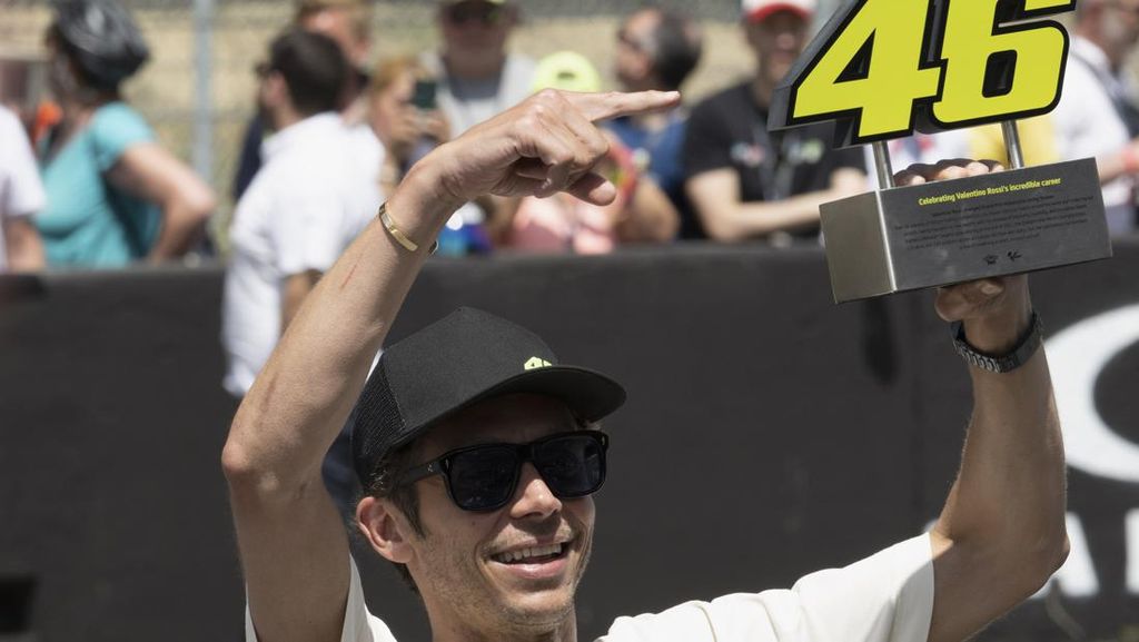 Wajah Semringah Rossi Saat Nomor 46 Dipensiunkan