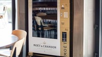 Tidak hanya menyajikan makanan yang enak, restoran di California ini punya vending mesin yang unik. Di sini para pelanggan bisa membeli sebotol champagne yang keluar langsung dari vending mesin dan tidak menunggu untuk diantar oleh pelayannya. Foto: Esrock