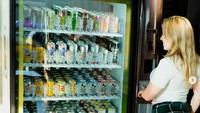 Sebuah pub atau bar bertema gastropub di Fullerton, California menawarkan sebuah fasilitas yang unik. Melalui vending mesinnya, para pelanggan yang datang bisa membeli bir dan wine kalengan untuk yang malas mengantre. Foto: Esrock