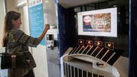 Mahasiswa di Xavier University mengaku begitu puas dengan fasilitas yang disediakan oleh kampusnya. Pasalnya ada mesin ATM pizza yang mempersilahkan para mahasiswa untuk membeli pizza seharga Rp 130 ribu tanpa keluar kampus. Foto: Esrock