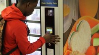 Tidak sempat sarapan? Tenang saja, sekolah ini menyediakan vending mesin yang menyajikan sarapan untuk siswanya. Middleton High School di New York ini punya solusi bagi siswanya yang tak sempat sarapan di rumah. Foto: Esrock