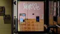 Di salah satu Bar di Amerika Serikat ada vending mesin yang mampu menyajikan es krim sesuai dengan permintaan pelanggannya. Bukan hanya vanilla atau cokelat, mesin es krim ini juga bisa menyajikan topping yogurt Yunani. Foto: Esrock