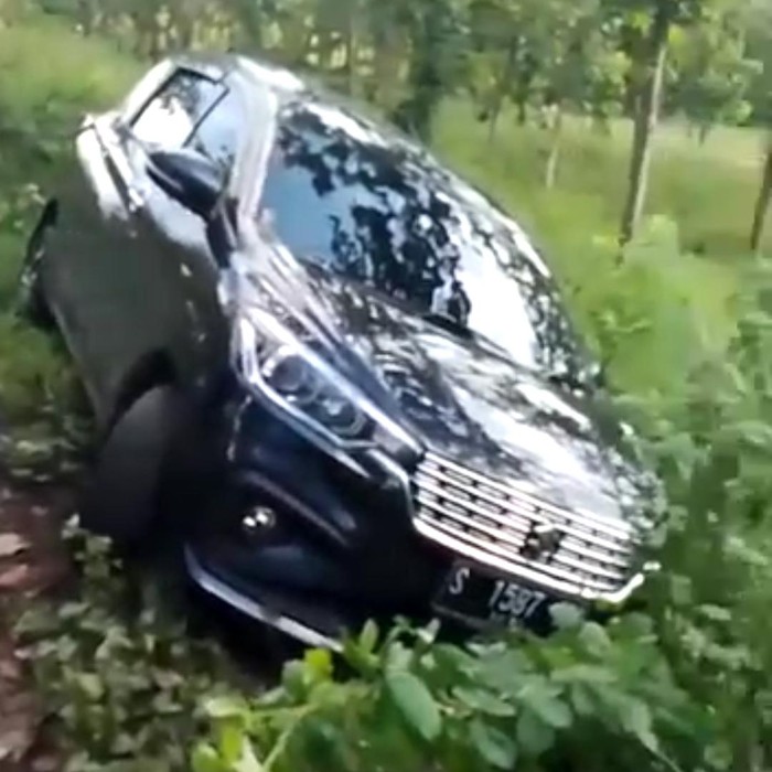 viral ertiga terjebak di tengah hutan