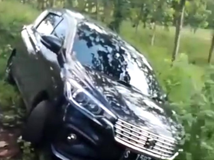 viral ertiga terjebak di tengah hutan