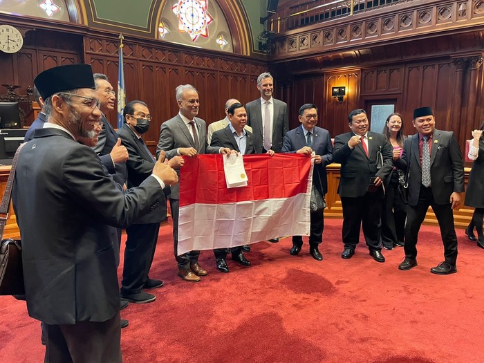 Wakil Ketua DPD RI Sultan B Najamudin dan rombongan memenuhi undangan senator negara bagian Connecticut, Dr. Saud Anwar, Selasa (24/5) lalu. Mereka mendiskusikan soal beberapa hal termasuk isu demokrasi.