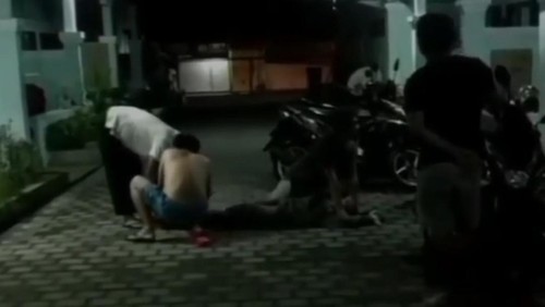 Warga amankan terduga pencuri celana dalam di Indekos Kubu Mawar, Jalan Griya Anyar, Desa Pemogan, Kecamatan Denpasar Selatan, Kota Denpasar, Bali.