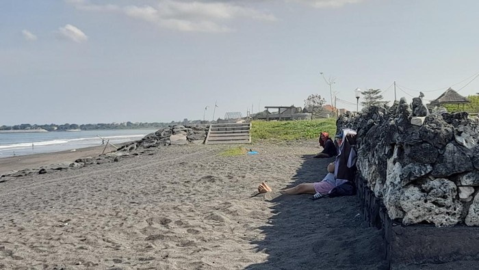 Terapi Pasir Pantai Ala Warga Ketewel Sebut Bisa Redakan Penyakit