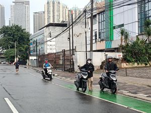 Kendaraan Dilarang Melintas di CFD Tomang, Warga Tuntun Motornya