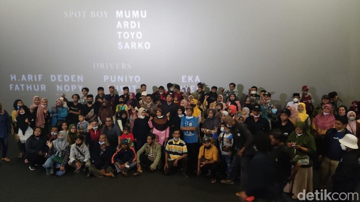 Warga Ngluweng usai nonton bareng KKN di Desa Penari di bioskop, Minggu (29/5/2022).