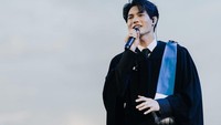 Upacara wisuda Win Metawin sudah seperti fanmeeting, ya? (Foto: dok. Instagram @winmetawin)  