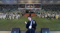 Win Metawin menyelesaikan pendidikan jurusan ekonomi di Universitas Thammasat. (Foto: dok. Instagram @winmetawin)  