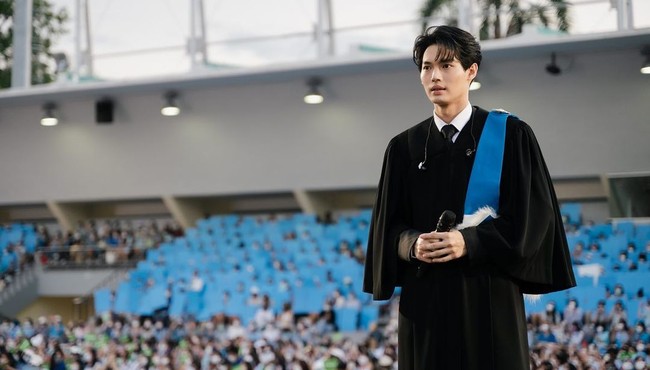 Win Metawin meraih popularitas setelah membintangi drama gay alias BL Thailand berjudul 2gether. Ketampanannya pun disandingkan dengan Song Kang. Foto: dok. Instagram @winmetawin