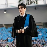 Win Metawin meraih popularitas setelah membintangi drama gay alias BL Thailand berjudul 2gether. Ketampanannya pun disandingkan dengan Song Kang. Foto: dok. Instagram @winmetawin