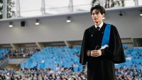 Upacara kelulusan itu menjadi momen bersejarah buat Win Metawin. (Foto: dok. Instagram @winmetawin)  