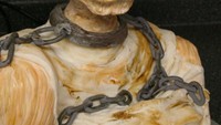 Kalau mau memotong kue yang ini, kesan seram begitu terasa. Dengan hiasan manusia setengah tengkorak, dengan otak yang terbuka. Kue ini terlihat megah sekaligus mengerikan! Foto: Pool/Site