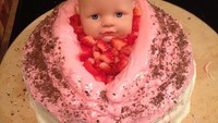 Bukannya lucu, kreasi kue yang satu ini justru terlihat seram. Dengan hiasan kepala boneka bayi yang menyatu dengan kue. Foto: Pool/Site