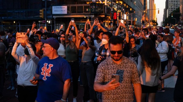 Begini antusias para warga di kawasan Times Square, New York, Amerika Serikat, Minggu (29/5/2022) saat berburu senja.
