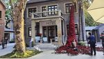 Wow, Air Terjun di China ini Penuh Bunga Mawar Lho