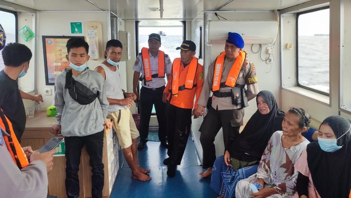 7 Korban selamat KM Ladang Pertiwi yang dievakuasi ke Banjarmasin. (dok. Istimewa)