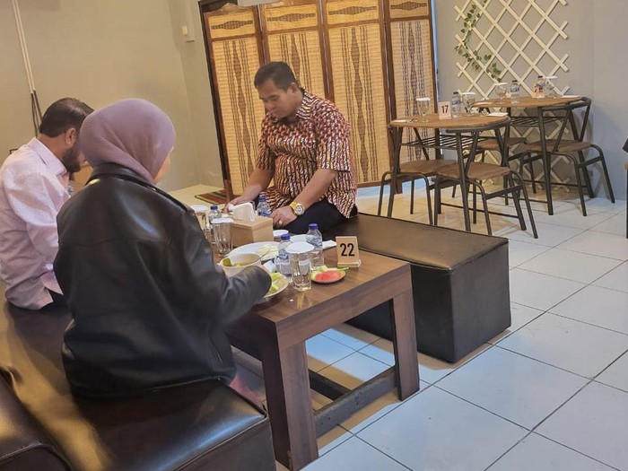 Adik Presiden Jokowi, Idayati, dan suaminya, Ketua MK Anwar Usman mengunjungi kades Sukamaju, Alek Purnama Johan. Alek mengaku didoakan jadi bupati Bogor. (dok Istimewa)