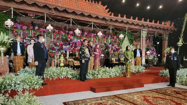 Adik Presiden Jokowi, Idayati, dan suaminya, Ketua MK Anwar Usman mengunjungi kades Sukamaju, Alek Purnama Johan. Alek mengaku didoakan jadi bupati Bogor. (dok Istimewa)
