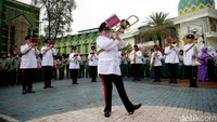 Para personel dari band militer Angkatan Darat Inggris memainkan alat musik saat tampil di Pondok Pesantren Darunnajah, Jakarta Selatan, Senin (30/5/2021).