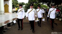 Penampilan band militer dari Angkatan Darat Inggris, Nottinghamshire Band of the Royal Engineers di Pondok Pesantren Darunnajah ini dalam rangka merayakan hari jadi Ratu Elizabeth II dan kedudukannya sebagai Ratu Inggris.