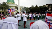 Penampilan band militer Inggris di Pondok Pesantren Darunnajah dilakukan karena pesantren tersebut memiliki sejarah panjang dalam hubungan kerjasama dengan Kedubes Inggris dan British Council.