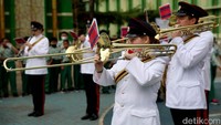 Pesantren tersebut bekerjasama dengan Kedubes Inggris dan British Council mendukung pemahaman budaya dan meningkatkan pengajaran bahasa Inggris.