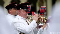 Kehadiran band militer Inggris ini disambut antusias oleh para santri di Pondok Pesantren Darunnajah, Jakarta.