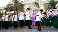 Mereka tampak menyaksikan penampilan band militer Inggris tersebut di halaman pesantren.