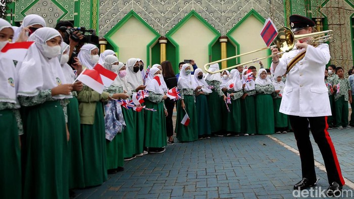 Band militer dari Angkatan Darat Inggris unjuk kemampuan di Pondok Pesantren Darunnajah, Jakarta. Band membuka penampilan dengan memainkan lagu Indonesia Raya.