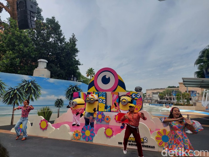 Aksi lucu Mninons di Universal Studios Singapore Aksi lucu Mninons di Universal Studios Singapore