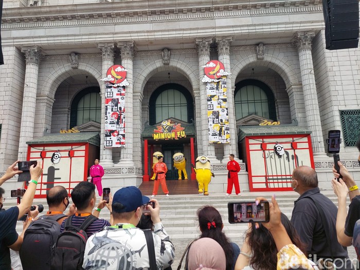 Aksi lucu Mninons di Universal Studios Singapore