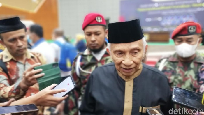 Amien Rais ditemui usai jadi pembicara Pra Muktamar Muhammadiyah dan Aisyiah ke-48 di Edutorium, Universitas Muhammadiyah Surakarta (UMS), Senin (30/5/2022).