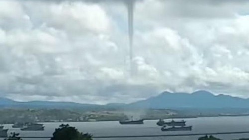 Angin puting beliung atau waterspout landa hebohkan warga yang bermukim di Desa Labuan, Kecamatan Labuhan Badas, Sumbawa, Senin (30/5/2022).