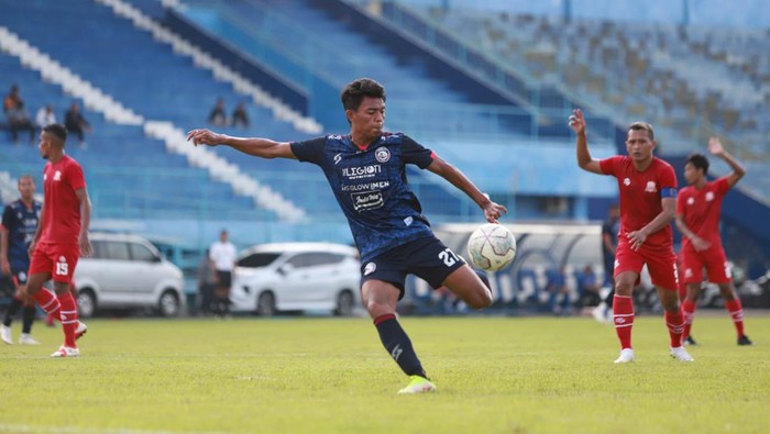 Arema FC unggul atas Deltras Sidoarjo dalam laga uji coba yang digelar di Stadion Kanjuruhan Malang. Tim Singo Edan menang dengan skor 2-1.