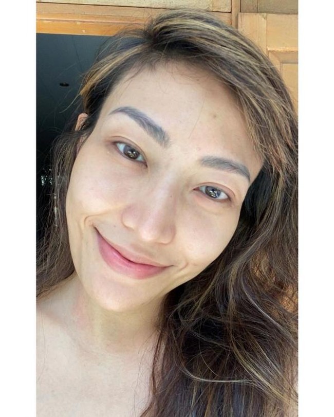 Ayu Dewi juga percaya diri menunjukkan wajahnya tanpa makeup. Tetap terlihat flawless. Foto: Instagram