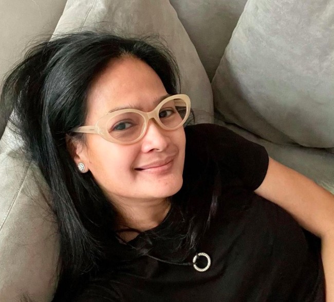 Dona Harun dijuluki sebagai nenek cantik dan awet muda. Mantan model 54 tahun itu berani memamerkan wajahnya tanpa makeup.Foto: Instagram