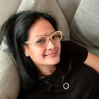 Dona Harun dijuluki sebagai nenek cantik dan awet muda. Mantan model 54 tahun itu berani memamerkan wajahnya tanpa makeup.Foto: Instagram