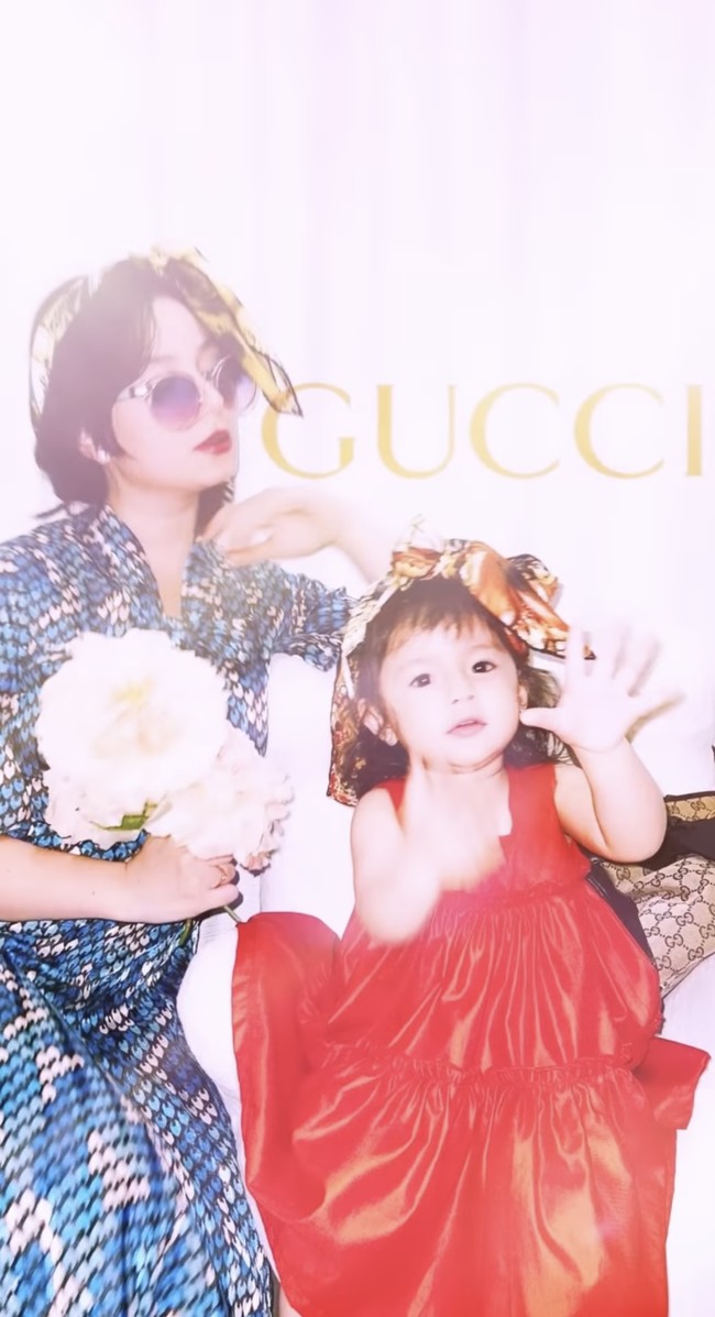 Setelah berdandan ala model Gucci, keduanya pun tampak berfoto. Pasangan ibu dan anak itu tampak kompak mengenakan bandana bermotif. Penampilan keduanya pun mencuri atensi. Foto: Instagram/@asmirandah89
