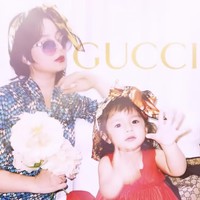 Setelah berdandan ala model Gucci, keduanya pun tampak berfoto. Pasangan ibu dan anak itu tampak kompak mengenakan bandana bermotif. Penampilan keduanya pun mencuri atensi. Foto: Instagram/@asmirandah89