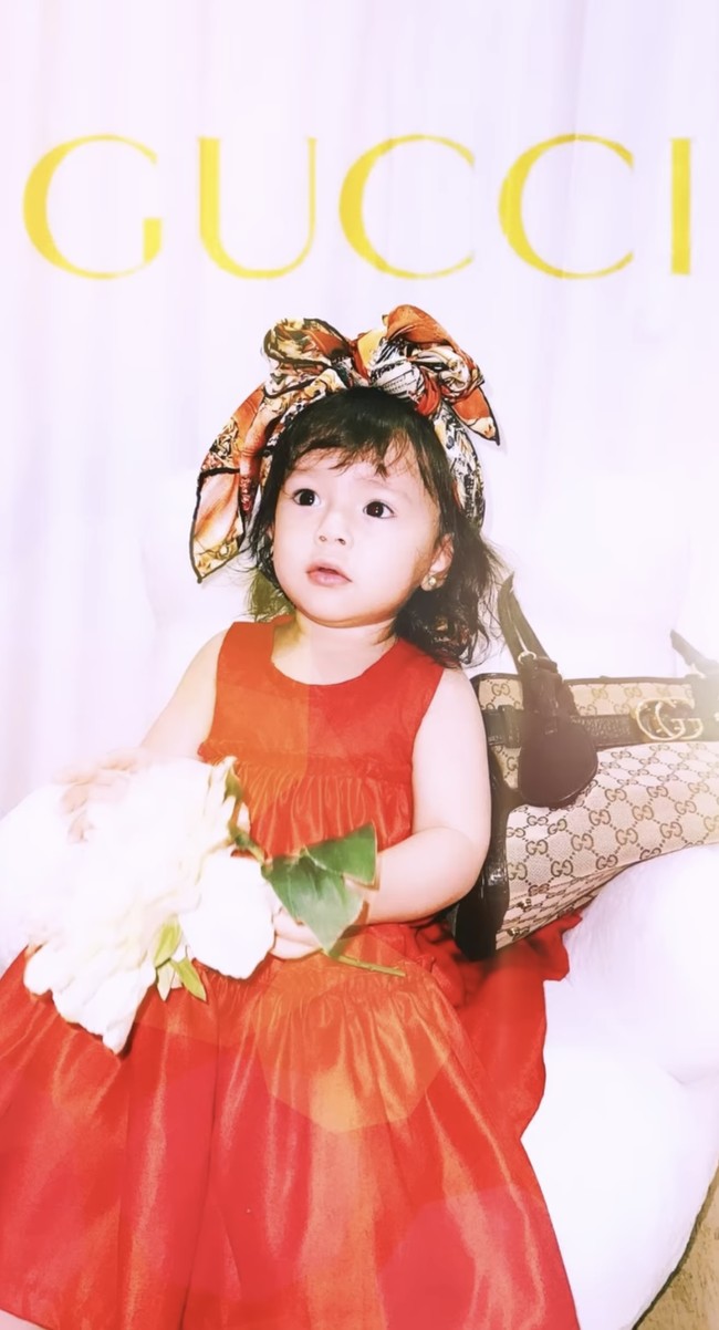 Memiliki paras bule yang menggemaskan, penampilan anak Asmirandah dan Jonas Rivanno itu tampak mencuri atensi. Lihat saja aksinya dalam foto yang satu ini, tampak imut dan juga cantik bukan? Foto: Instagram/@asmirandah89