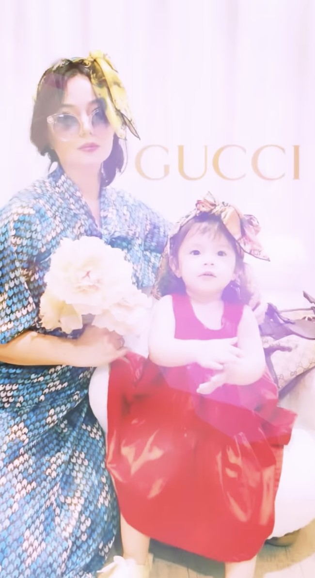 Asmirandah tampil cantik dalam balutan dress berwarna biru bermotif. Penampilannya itu dilengkapi dengan sebuah kaca mata hitam dan bandana di kepalanya. Sambil memegang bunga berwarna putih, Asmirandah tampak berpose di sebelah Chloe. Foto: Instagram/@asmirandah89