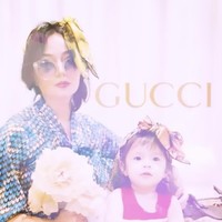 Asmirandah tampil cantik dalam balutan dress berwarna biru bermotif. Penampilannya itu dilengkapi dengan sebuah kaca mata hitam dan bandana di kepalanya. Sambil memegang bunga berwarna putih, Asmirandah tampak berpose di sebelah Chloe. Foto: Instagram/@asmirandah89