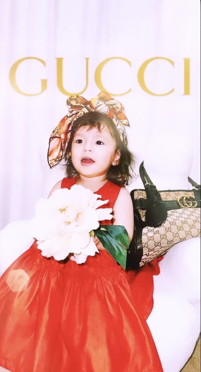 Sedangkan sang anak, Chloe tampil menggemaskan dan tak kalah cantik dalam balutan dress berwarna merah. Gayanya itu semakin terlihat imut dengan bandana yang dikenakannya di kepala. Untuk melengkapi penampilannya, Chloe tampak berfoto sambil menggenggam bunga berwarna putih. Foto: Instagram/@asmirandah89