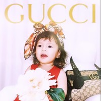 Sedangkan sang anak, Chloe tampil menggemaskan dan tak kalah cantik dalam balutan dress berwarna merah. Gayanya itu semakin terlihat imut dengan bandana yang dikenakannya di kepala. Untuk melengkapi penampilannya, Chloe tampak berfoto sambil menggenggam bunga berwarna putih. Foto: Instagram/@asmirandah89